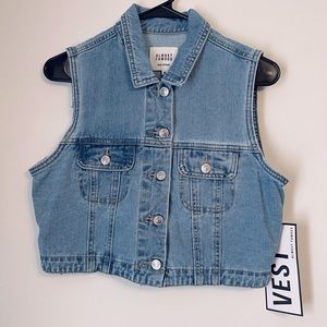 NWT Almost Famous Juniors' Sleeveless Denim Vest